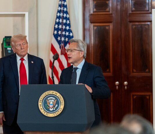 Trump leci do Pekinu z szefami Big Techu. Handel, chipy i bezpieczeństwo na stole rozmów Trump leci do Pekinu z Jensenem Huangiem z Nvidii i szefami Big Techu