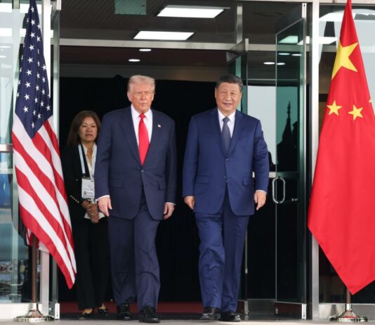 Trump w Chinach. Pekin potwierdza wizytę państwową prezydenta USA Trump w Chinach — Xi Jinping i Donald Trump podczas spotkania w Pusanie w 2025 roku