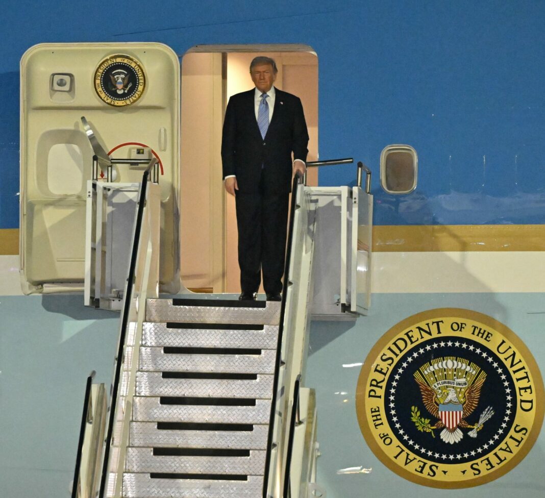 trump-wyladowal-w-pekinie-chiny-usa Trump wylądował w Pekinie. Trump wysiada z Air Force One po przylocie do Pekinu na państwową wizytę w Chinach 13 maja 2026 roku.