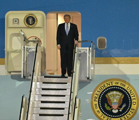 Trump wylądował w Pekinie. Han Zheng powitał prezydenta USA Trump wylądował w Pekinie. Trump wysiada z Air Force One po przylocie do Pekinu na państwową wizytę w Chinach 13 maja 2026 roku.