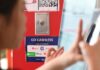 Chiński turysta za granicą płaci tak jak w domu. Azja już to wykorzystuje Tabliczka z logo WeChat Pay i informacją o płatnościach bezgotówkowych w sklepie w Kuala Lumpur w Malezji.