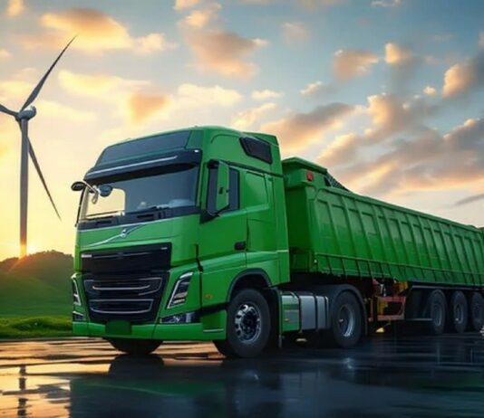 Chińskie ciężarówki jadą na prąd. Shandong testuje zieloną logistykę ciężkiego transportu Zielona logistyka w Chinach — elektryczna ciężarówka na tle turbin wiatrowych