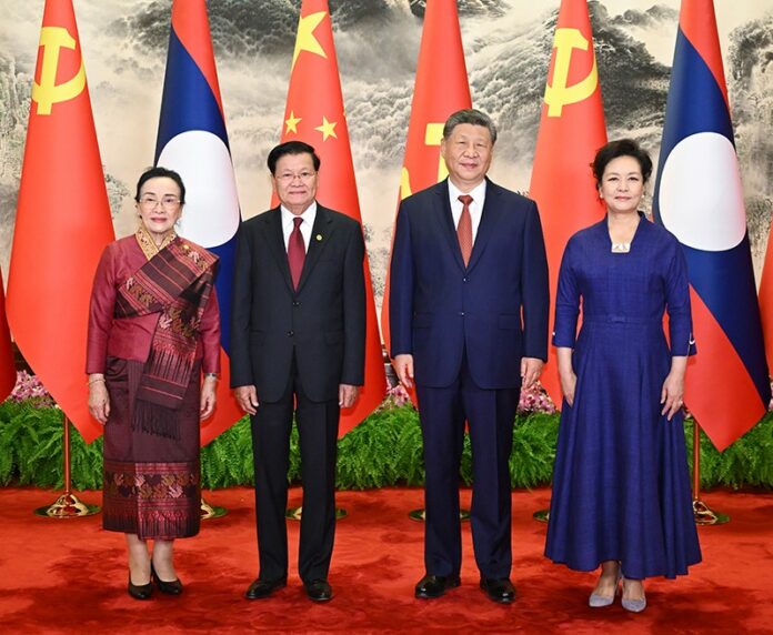 Chiny i Laos, Xi Jinping i Thongloun Sisoulith podczas spotkania w Pekinie