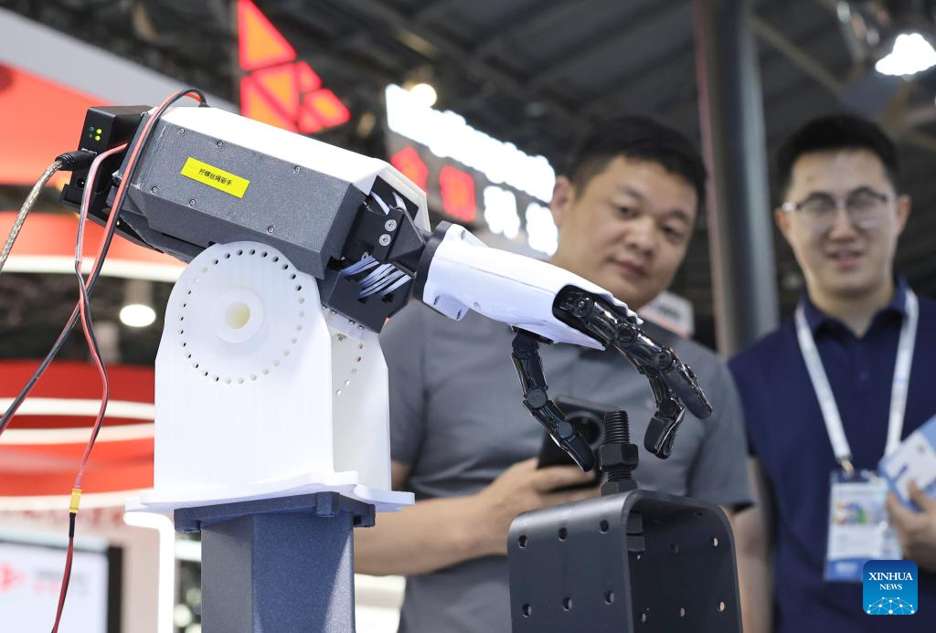 mechaniczna dłoń na targach technologii w Szanghaju