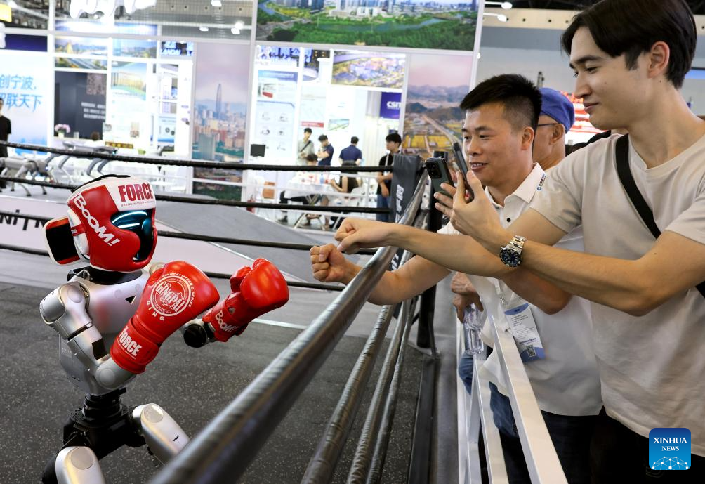 robot bokserski na targach technologii w Szanghaju csitf 2026