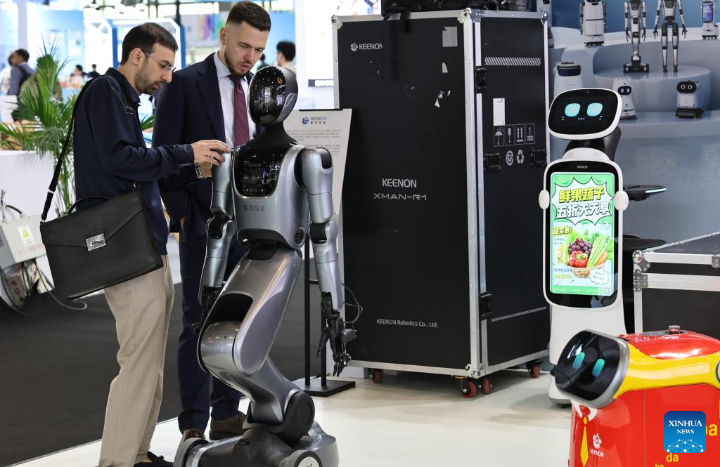 robot usługowy na targach technologii w Szanghaju CSITF 2026