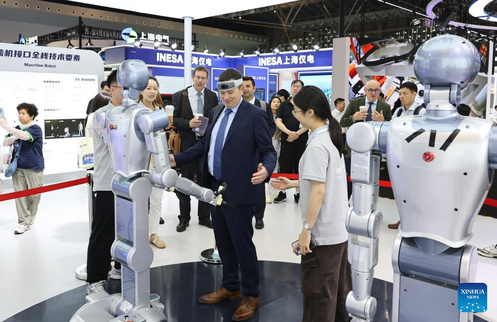 roboty humanoidalne na targach technologii w Szanghaju cstif 2026