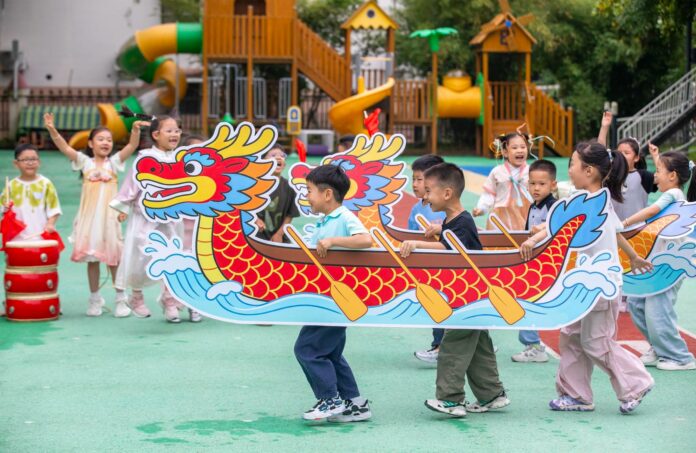 swieto-smocznych-lodzi-dragon-boat-festiwal-xinhua Święto Smoczych Łodzi w Chinach – dzieci podczas zajęć Duanwu z dekoracją smoczej łodzi
