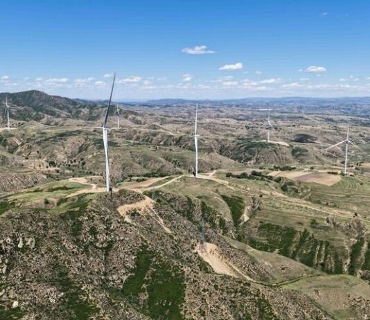 Sztuczna inteligencja ma trafić do gospodarki wszystkich prowincji Chin Sztuczna inteligencja w Chinach: turbiny wiatrowe w Hohhot dostarczają zieloną energię do klastra Horinger Data Center Cluster