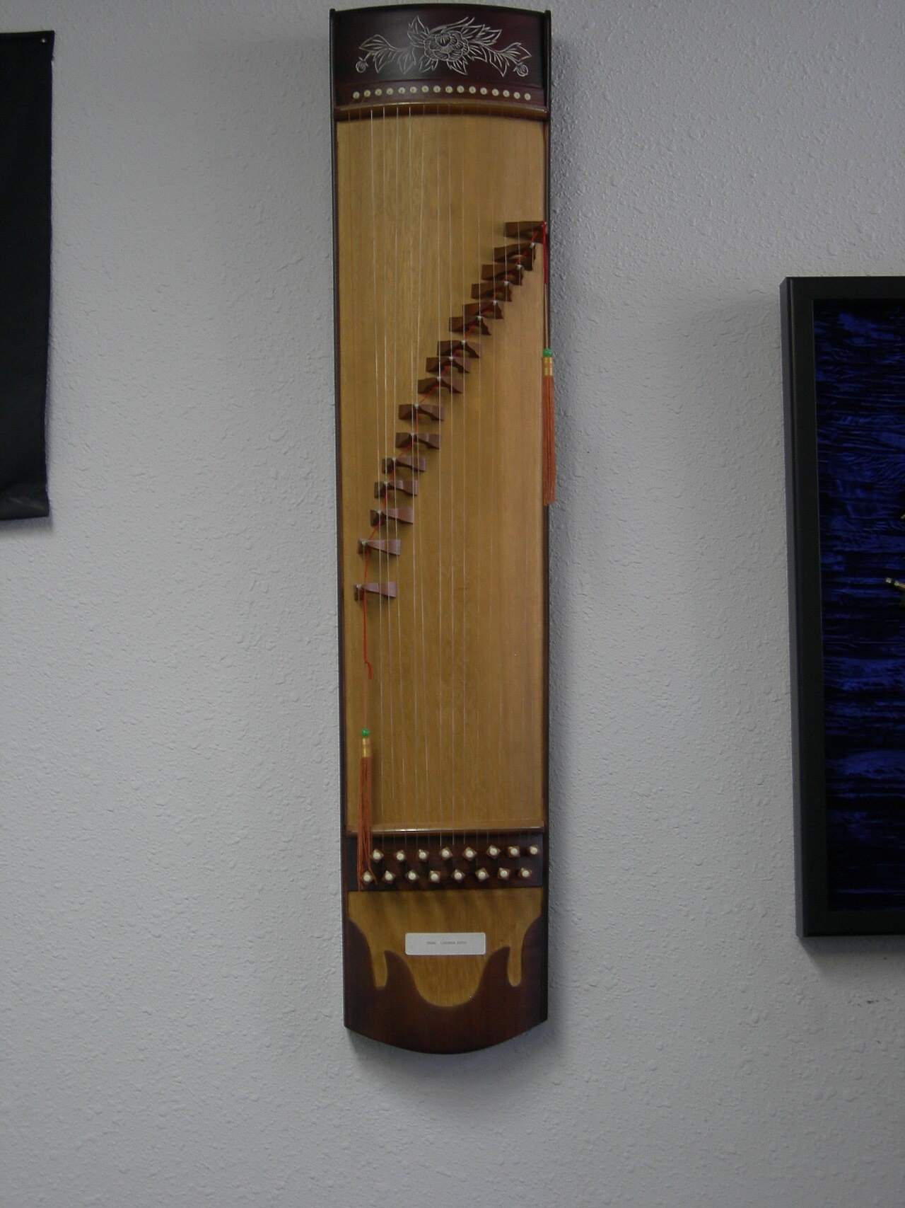 Guzheng, tradycyjny chiński instrument strunowy podobny do jiayeqin