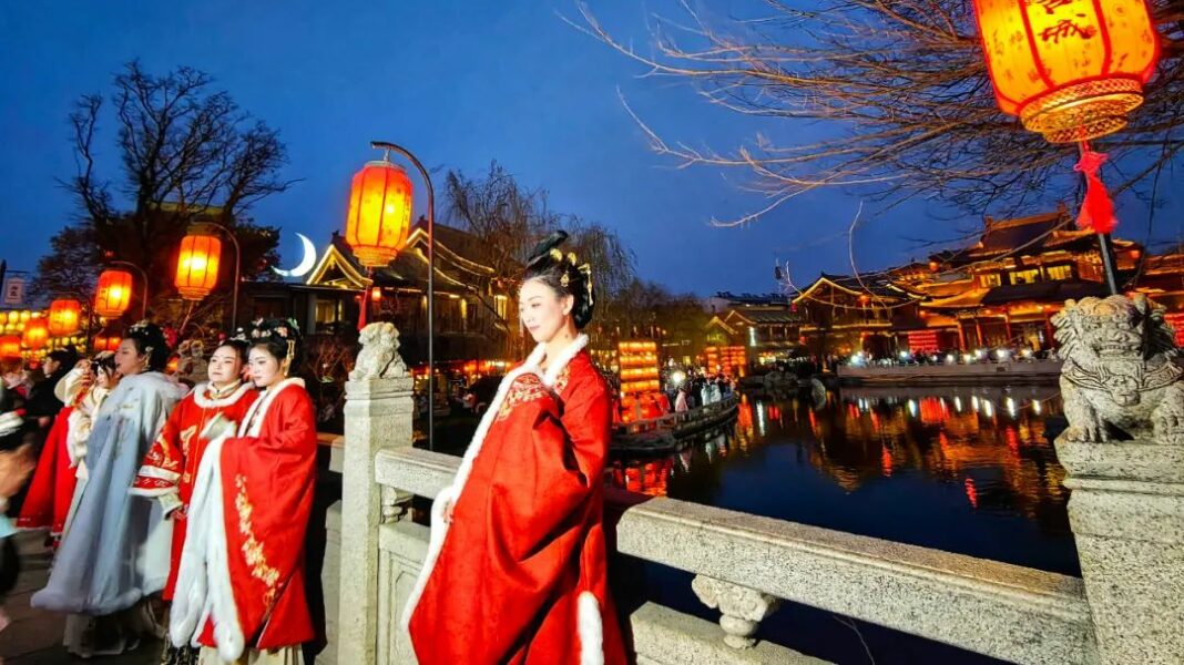 hanfu-luoyang-lampiony Hanfu w Luoyangu – kobiety w tradycyjnych strojach wśród lampionów