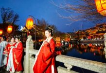 Hanfu na ulicach Chin. Jak internetowa subkultura stworzyła rynek wart miliardy Hanfu w Luoyangu – kobiety w tradycyjnych strojach wśród lampionów