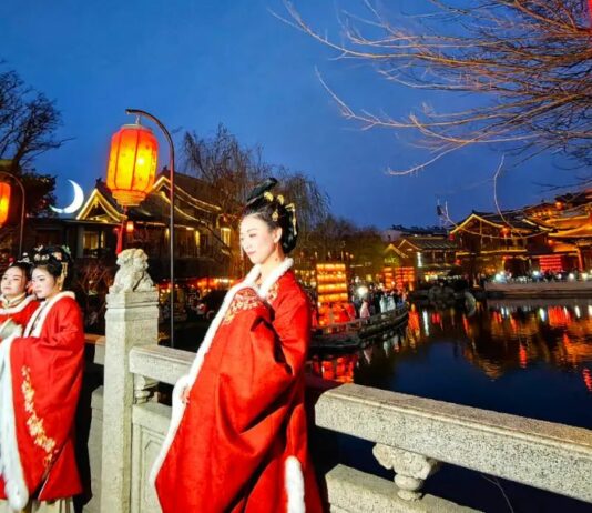 Hanfu na ulicach Chin. Jak internetowa subkultura stworzyła rynek wart miliardy Hanfu w Luoyangu – kobiety w tradycyjnych strojach wśród lampionów