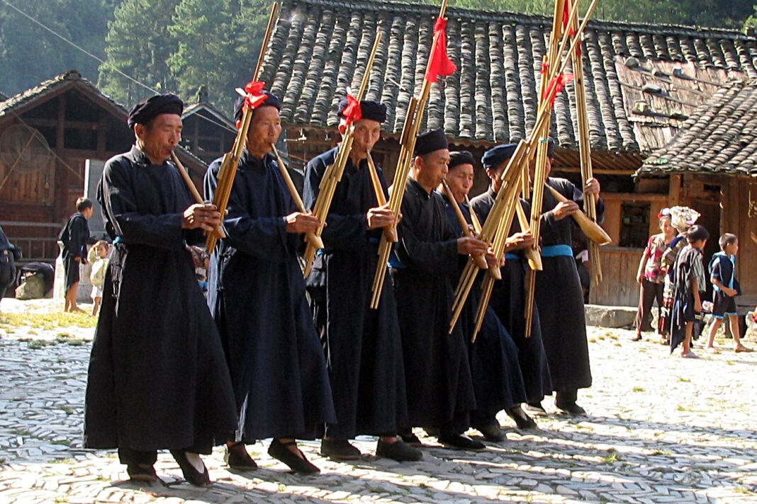 Muzycy Miao grający na tradycyjnych instrumentach w Guizhou Instrumenty mniejszości etnicznych w Chinach podczas występu muzyków Miao w Guizhou
