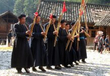 Od khushtaru po matouqin. Instrumenty mniejszości etnicznych w Chinach Instrumenty mniejszości etnicznych w Chinach podczas występu muzyków Miao w Guizhou