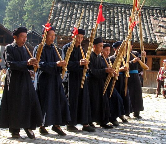 Od khushtaru po matouqin. Instrumenty mniejszości etnicznych w Chinach Instrumenty mniejszości etnicznych w Chinach podczas występu muzyków Miao w Guizhou