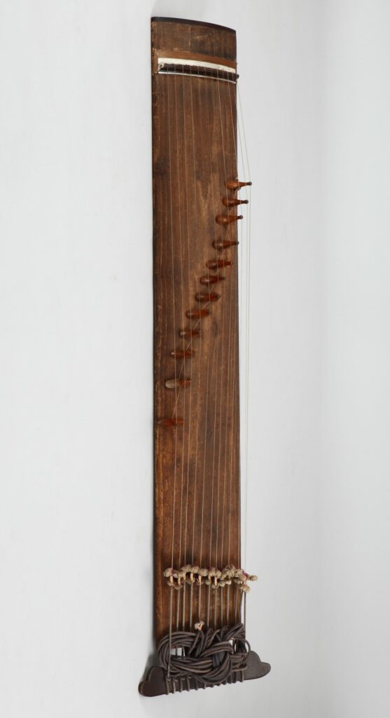Jiayeqin, czyli koreański gayageum, tradycyjny instrument strunowy