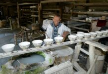 Jingdezhen na Liście UNESCO – tysiąc lat porcelany z gliny, ognia i ludzkiej ręki Rzemieślnik zdobi porcelanowe czarki w tradycyjnym warsztacie w Jingdezhen
