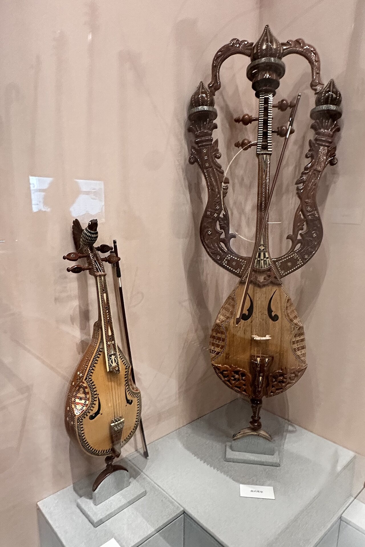 Khushtar, ujgurski instrument smyczkowy ze zbiorów muzeum w Sinciangu