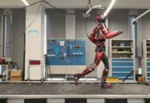 Prawie jedna piąta chińskiego PKB pochodzi już z nowych sektorów Nowe sektory gospodarki Chin i humanoidalny robot Bolt w Hangzhou