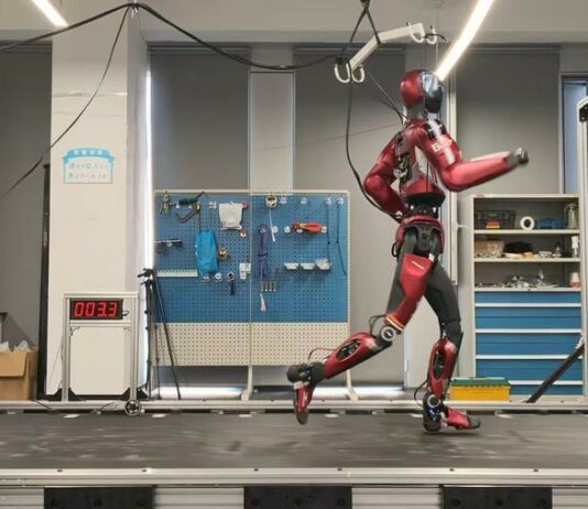 Prawie jedna piąta chińskiego PKB pochodzi już z nowych sektorów Nowe sektory gospodarki Chin i humanoidalny robot Bolt w Hangzhou