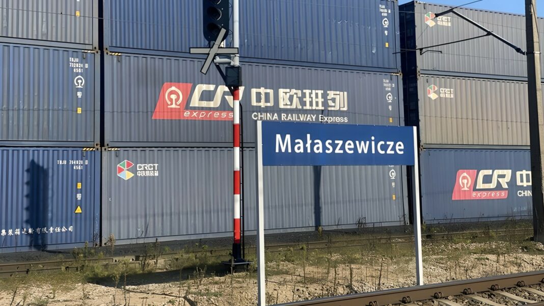 Pociągi z Chin i Małaszewicze na trasie Chiny–Europa Pociągi z Chin przekroczyły 130 tys. kursów – tablica Małaszewicze przy szlaku Chiny–Europa
