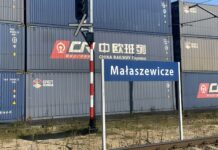 130 tys. kursów Chiny–Europa. Małaszewicze czekają na rozbudowę Pociągi z Chin przekroczyły 130 tys. kursów – tablica Małaszewicze przy szlaku Chiny–Europa