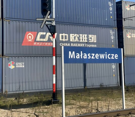 130 tys. kursów Chiny–Europa. Małaszewicze czekają na rozbudowę Pociągi z Chin przekroczyły 130 tys. kursów – tablica Małaszewicze przy szlaku Chiny–Europa