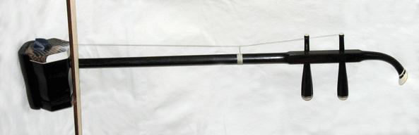 Tradycyjne instrumenty muzyczne Chin – dwustrunowy instrument smyczkowy erhu z długą szyjką