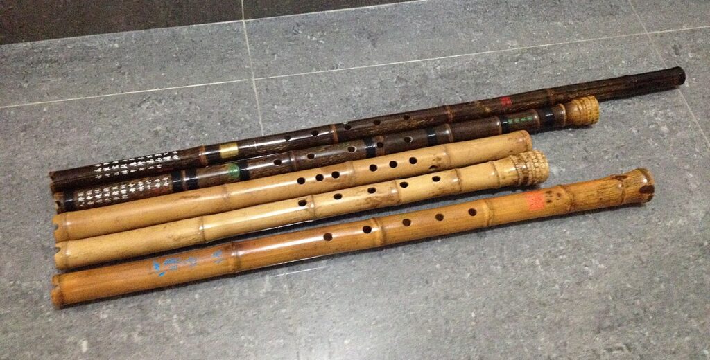 Tradycyjne instrumenty muzyczne Chin – bambusowe flety pionowe qinxiao i dongxiao