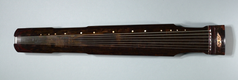 Tradycyjne instrumenty muzyczne Chin – siedmiostrunowy guqin w klasycznym stylu Zhongni