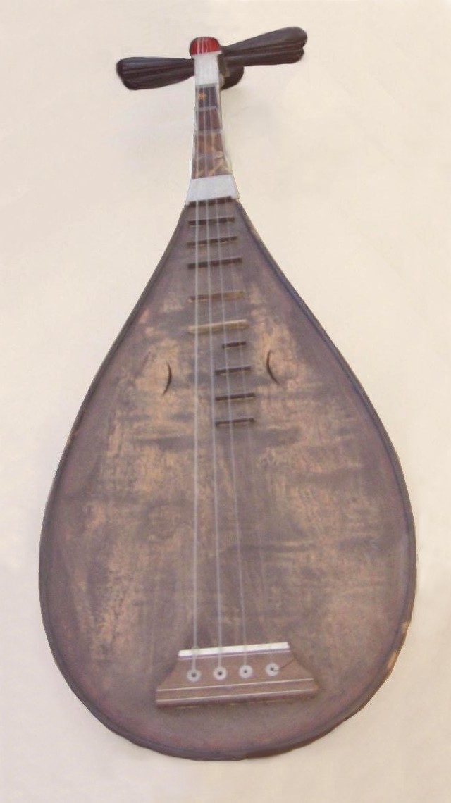 Tradycyjne instrumenty muzyczne Chin – czterostrunowa pipa o gruszkowatym korpusie