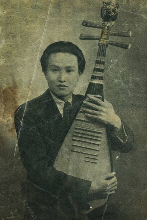 Tradycyjne instrumenty muzyczne Chin – chiński muzyk Wei Zhongle z tradycyjną pipą