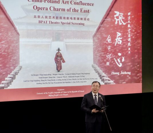 „Zhang Juzheng” w Warszawie. Chiński teatr na ekranie Kinoteki Zhang Juzheng w Warszawie – pokaz filmu teatralnego w Kinotece. Ambasador Chin w Polsce Lu Shan przemawia.