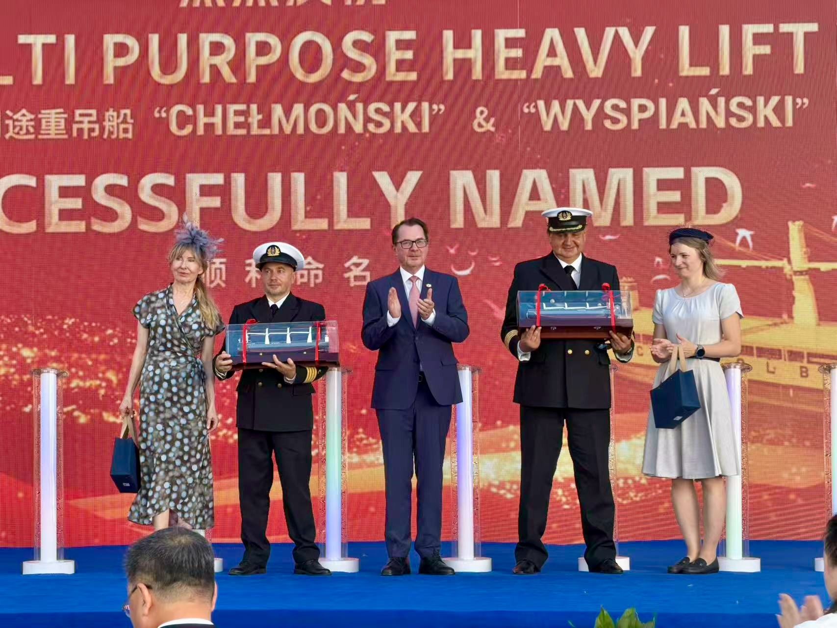 Ceremonia nadania nazw nowym statkom Chipolbroku „Wyspiański” i „Chełmoński” w Qidong