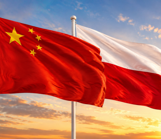 Chiny i Polska razem dla reformy i doskonalenia globalnego systemu zarządzania Flagi Chin i Polski symbolizujące relacje chińsko-polskie