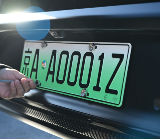Samochody autonomiczne w Chinach dostają wspólne reguły bezpieczeństwa Samochody autonomiczne w Chinach – specjalna tablica rejestracyjna pojazdu L3 w Pekinie