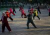 Tai chi. Od Chenjiagou do parków na całym świecie Tai chi w Chinach – grupa ćwicząca o poranku w parku