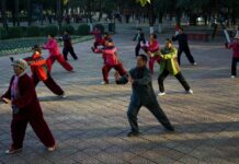 Tai chi. Od Chenjiagou do parków na całym świecie Tai chi w Chinach – grupa ćwicząca o poranku w parku