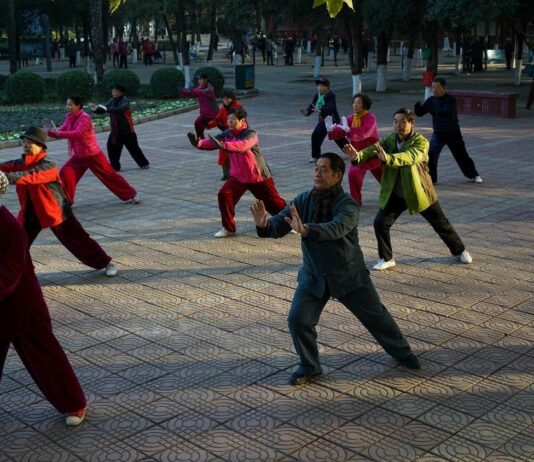Tai chi. Od Chenjiagou do parków na całym świecie Tai chi w Chinach – grupa ćwicząca o poranku w parku