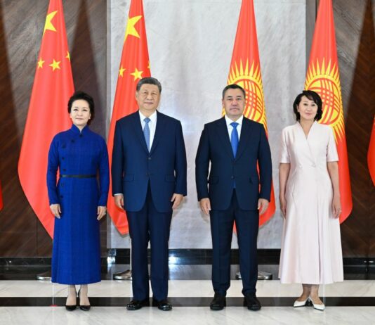 Chiny i Kirgistan z nowym traktatem. Xi Jinping w Biszkeku przed szczytem SzOW Xi Jinping w Biszkeku z prezydentem Kirgistanu Sadyrem Dżaparowem
