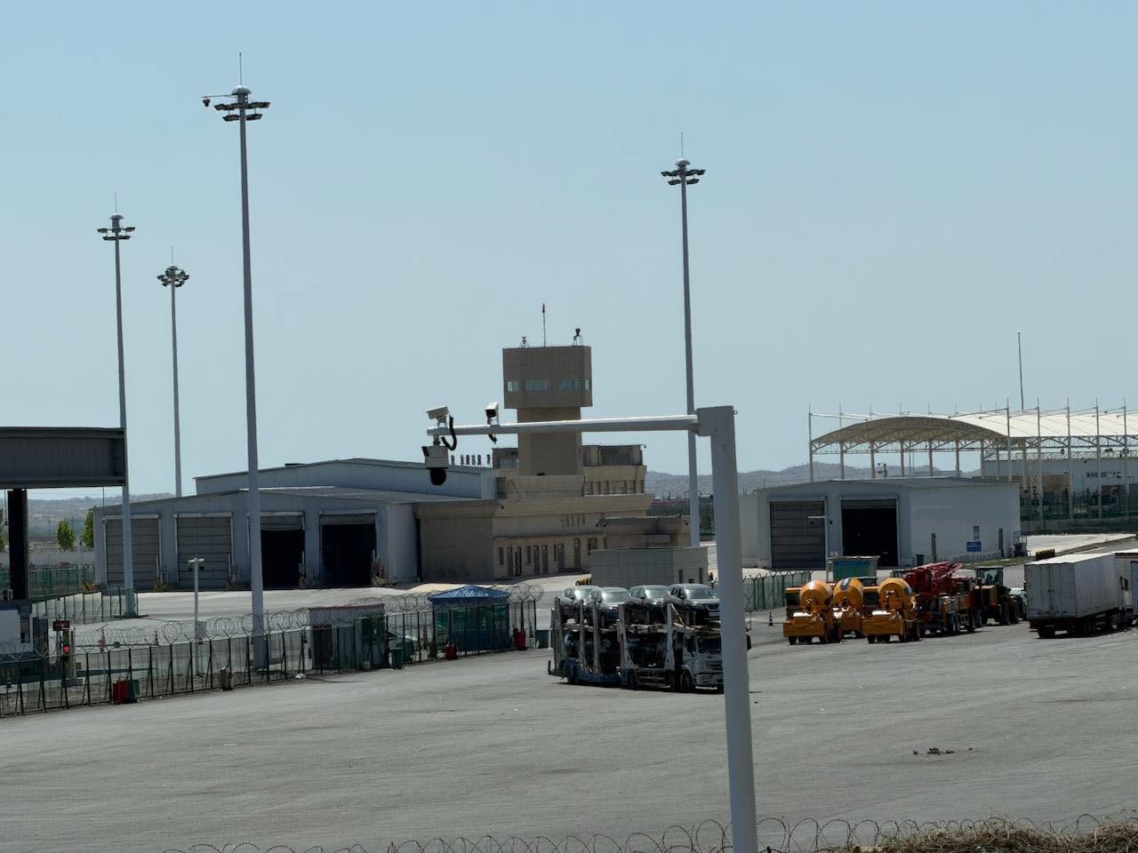 Zachodnia brama Chin. Xinjiang na współczesnym Jedwabnym Szlaku Jedwabny szlak. Infrastruktura przejścia granicznego i plac odpraw w Horgos na granicy Chin z Kazachstanem