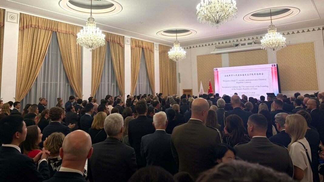 Goście podczas przyjęcia z okazji 77. rocznicy powstania ChRL w Ambasadzie Chin w Warszawie