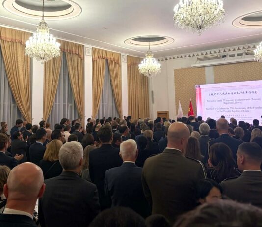 77. rocznica ChRL w Warszawie. Lu Shan o współpracy z Polską Goście podczas przyjęcia z okazji 77. rocznicy powstania ChRL w Ambasadzie Chin w Warszawie