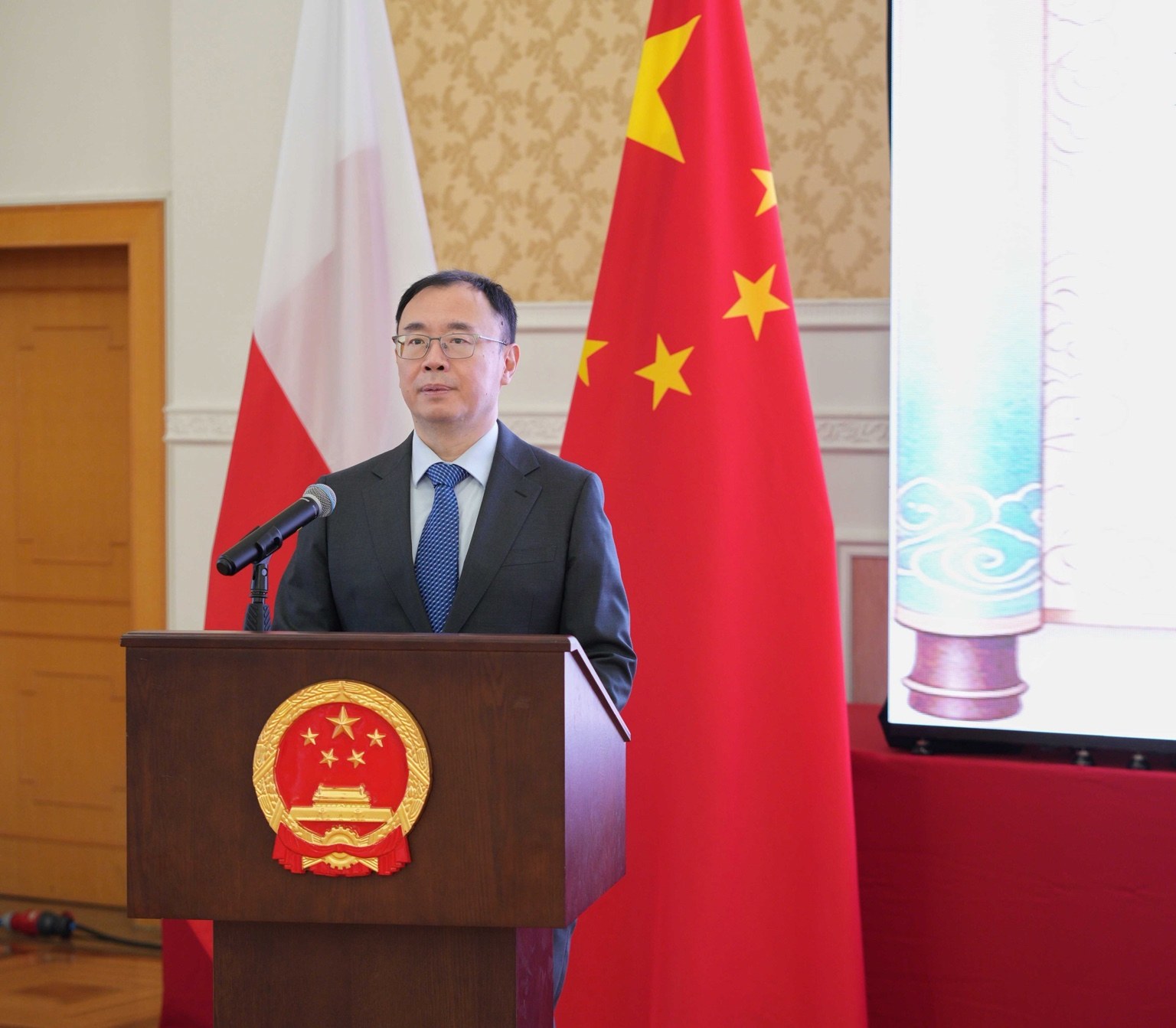 Ambasador Chin w Polsce Lu Shan przy mównicy podczas uroczystości w Warszawie