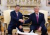 Xi Jinping i Donald Trump po rozmowach w Białym Domu Uścisk dłoni przywódców Chin i Stanów Zjednoczonych w Gabinecie Owalnym
