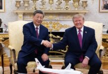Xi Jinping i Donald Trump po rozmowach w Białym Domu Uścisk dłoni przywódców Chin i Stanów Zjednoczonych w Gabinecie Owalnym