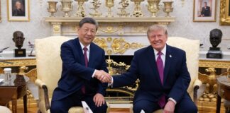 Xi Jinping i Donald Trump po rozmowach w Białym Domu Uścisk dłoni przywódców Chin i Stanów Zjednoczonych w Gabinecie Owalnym