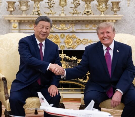 Xi Jinping i Donald Trump po rozmowach w Białym Domu Uścisk dłoni przywódców Chin i Stanów Zjednoczonych w Gabinecie Owalnym
