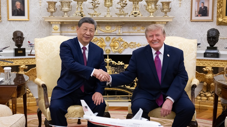 Rozmowy Chiny–USA w Białym Domu Uścisk dłoni przywódców Chin i Stanów Zjednoczonych w Gabinecie Owalnym
